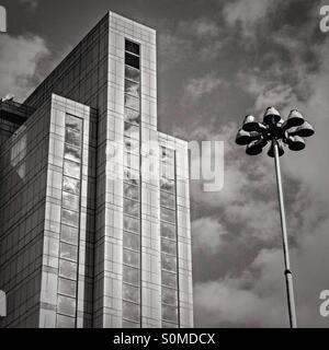 L'architecture moderne contraste hi Banque D'Images