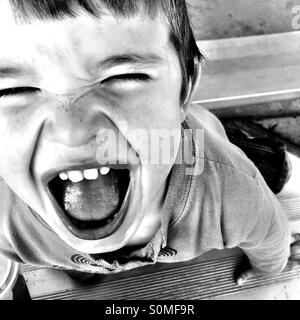 Petit garçon avec un grand sourire heureux. Banque D'Images
