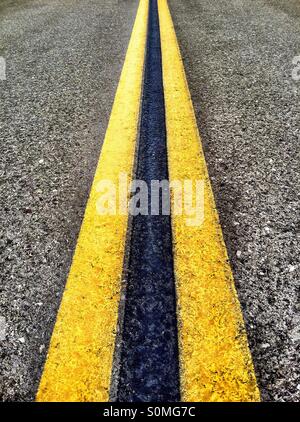 Jaune double lignes routières sur l'autoroute Banque D'Images