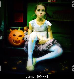 Jeune fille vêtue comme une ballerine sur Halloween zombie Banque D'Images