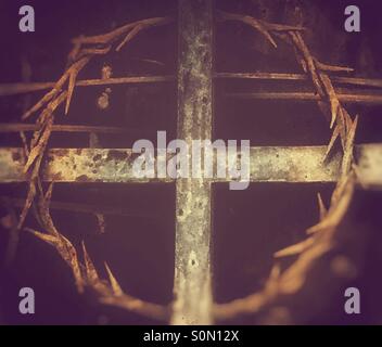 Croix et Cercle de fil de fer barbelé Banque D'Images