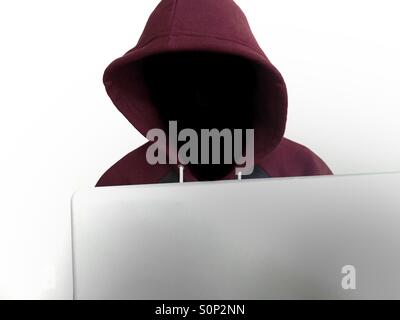 Hacker en utilisant un ordinateur portable Banque D'Images