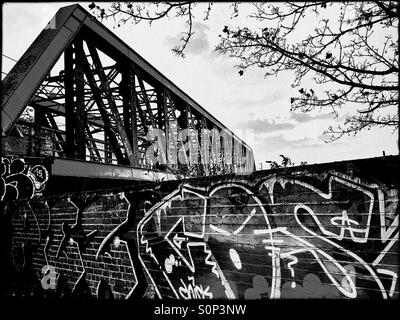 Près de graffiti bridge le long du Grand Union Canal, Ladbroke Grove, à l'ouest de Londres, Angleterre, Royaume-Uni, Europe Banque D'Images