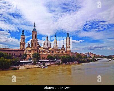 Vue de la Basilique El Pilar et l'Èbre à Saragosse, Espagne Banque D'Images