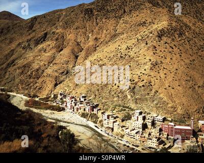 Village berbère dans la vallée de l'Ourika, Maroc Banque D'Images