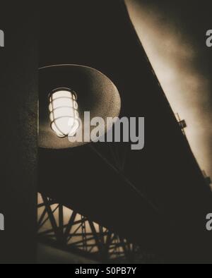 Ampoule extérieure sous un pont de la ville à l'atmosphère sombre et effrayant. Banque D'Images