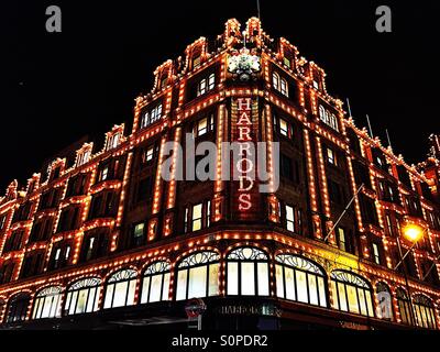 Harrods de nuit, Brompton Road, Knightsbridge, le quartier royal de Kensington et Chelsea, Londres, Angleterre, Royaume-Uni, Europe Banque D'Images