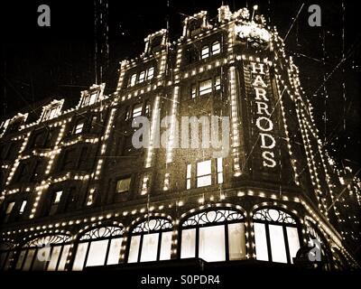 Harrods de nuit, Brompton Road, Knightsbridge, le quartier royal de Kensington et Chelsea, Londres, Angleterre, Royaume-Uni, Europe Banque D'Images