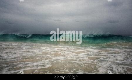 Le pressentiment vague comme ciel vient briser sur la plage Banque D'Images