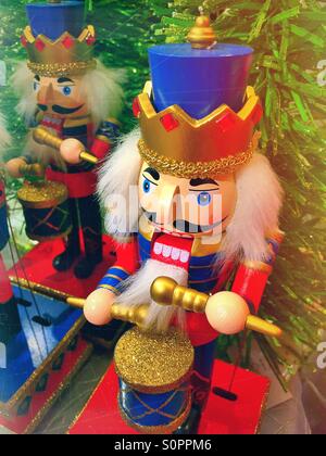 Maison de vacances nutcracker ornament joue un jouet tambour sur un arbre de Noël. Banque D'Images