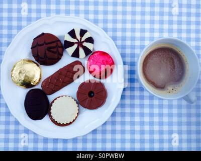 Biscuits au chocolat et café Banque D'Images