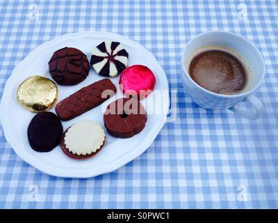 Sélection de biscuits au chocolat et café Banque D'Images