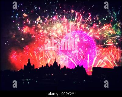 2016 New Year's Eve fireworks depuis le London Eye le long de la Tamise, le centre de Londres, Angleterre, Royaume-Uni, Europe Banque D'Images