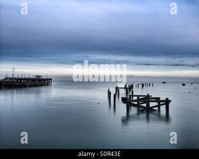 Old Pier et nouvelle jetée au coucher du soleil, Swanage, Dorset Banque D'Images