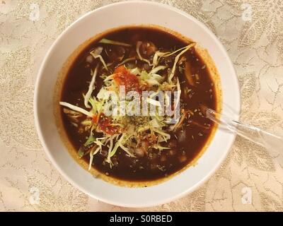 Bol de Pozole mexicain traditionnel, un chili rouge traditionnel ragoût épicé avec du boeuf et de maïs. Généralement servi pour des occasions spéciales et il est dit à la gueule de remède. Banque D'Images