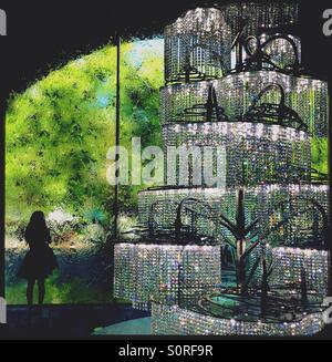 Silhouette fille à la fenêtre avec l'énorme lustre art installation de l'artiste Ai Wei Wei Banque D'Images