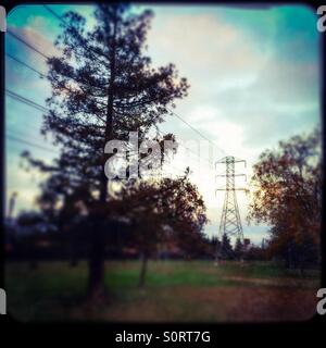 Les lignes électriques et pylône. Modesto, Stanislaus County, Californie, USA Banque D'Images