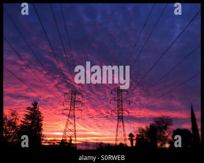 Les lignes électriques et les pylônes électriques avec un ciel coucher de soleil spectaculaire. Modesto, Stanislaus County, Californie, USA Banque D'Images