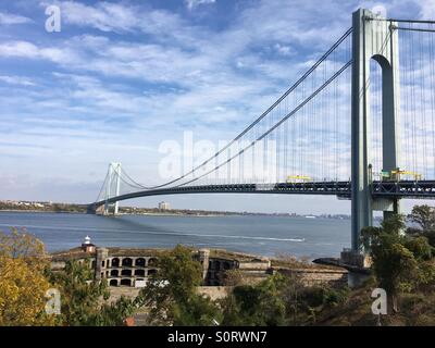 Le pont Verrazano-Narrows, reliant Staten Island à Brooklyn, New York. Fort Wadsworth, construites au cours de la guerre révolutionnaire, en premier plan. Banque D'Images