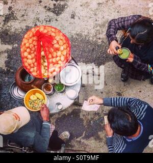 Street food vendor pani vente de purées de Vashist, Himachel Pradesh, Inde Banque D'Images