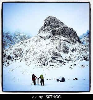 Deux alpinistes ci-dessous le Ben Nevis, près de Fort William, dans les highlands écossais Banque D'Images