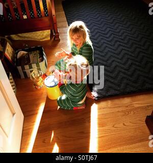 Matin jeu entre frère et soeur en pyjama correspondant Banque D'Images