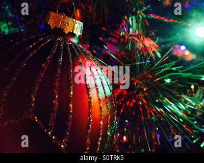 Arbre de Noël baubles hanging on a tree Banque D'Images