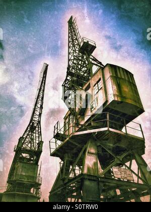 Deux des grandes grues situé sur le bord de la port flottant, à proximité du centre-ville de Bristol, Angleterre. Les grues ont été utilisées pour décharger la cargaison de navires. Crédits photos - © COLIN HOSKINS. Banque D'Images