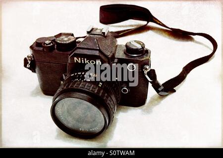 Nikon FM caméra 35 mm avec sangle Banque D'Images