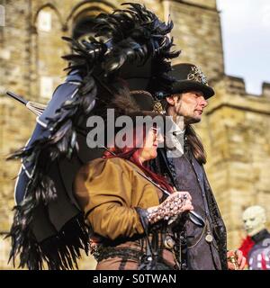 Couple en costume pour le festival goth Whitby Banque D'Images