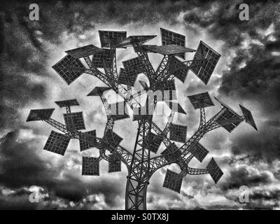 Une image monochrome de l'arbre du millénaire de l'énergie situé dans le square près de At-Bristol Science Center. Bristol, Angleterre. Crédits photos - © COLIN HOSKINS. Banque D'Images