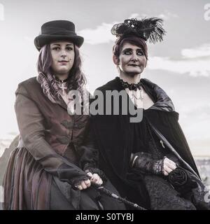 Deux femmes habillés pour le Whitby Festival Goth Banque D'Images