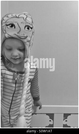 Petite fille portant un chapeau en tricot Disney Frozen Elsa par tresse Banque D'Images