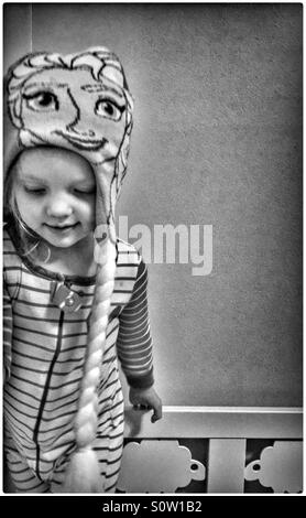 Petite fille portant un chapeau en tricot Disney Frozen Elsa par tresse Banque D'Images