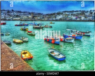 Les petits bateaux à St Ives Harbour. Une vue de Smeaton's Pier sur le port et la ville de St Ives, Cornwall, Angleterre. Crédits photos - © COLIN HOSKINS. Banque D'Images