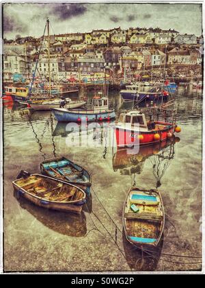 Un effet Grunge Photo de bateaux à Mevagissey Harbour, Cornwall, Angleterre. Un typique English Harbour sur la ville. Crédits photos - © COLIN HOSKINS. Banque D'Images