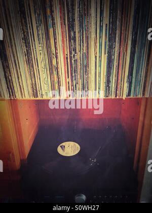 Joueur de jouer l'enregistrement d'un disque vinyle et de collecte Banque D'Images