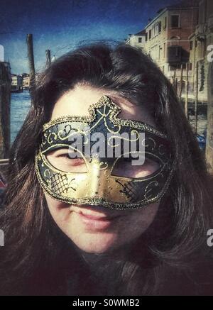 Femme de tourisme avec masque de Venise Banque D'Images