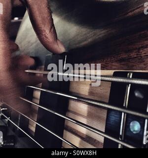 Cueillette de doigt sur la guitare basse Banque D'Images