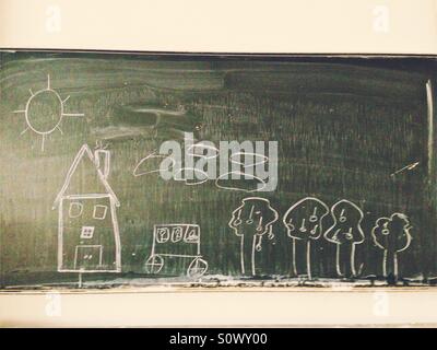 Une maison, une voiture, arbres et nuages dessiné à la craie blanche sur un tableau à l'école verte Banque D'Images