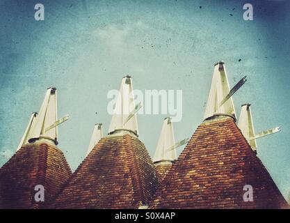 Toits Oast house dans le Kent, UK Banque D'Images