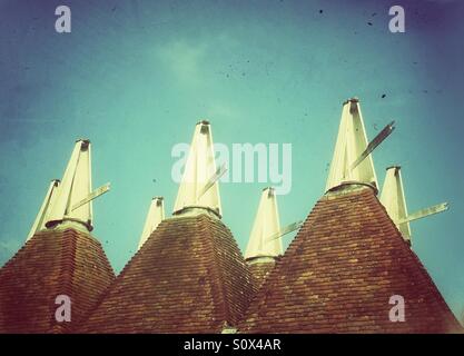 Daleks anglais ? Oast house traditionnels toits de Kent, Angleterre du Sud-Est Banque D'Images