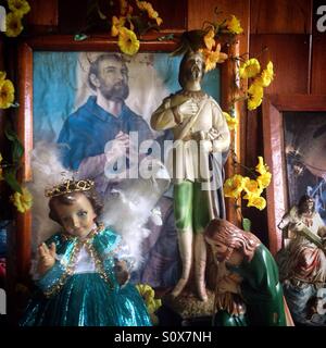 Sculptures de saints décorer un autel au Chiapas, Mexique Banque D'Images