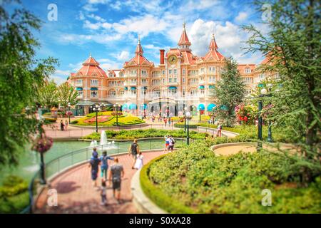 Le Disneyland Hotel à Paris avec les touristes au premier plan sous un beau ciel bleu. Banque D'Images