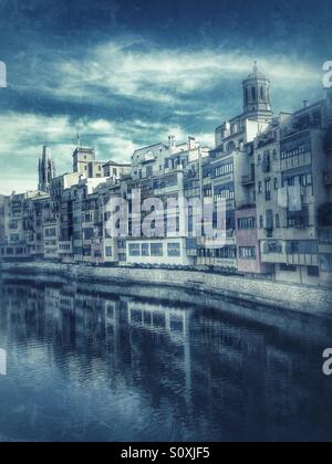 Vue de la ville de Gérone et de l'Onyar river Banque D'Images