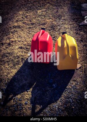 Bidon jaune rouge, officiellement homologué pour le transport de l'essence. Stockage temporaire. Banque D'Images