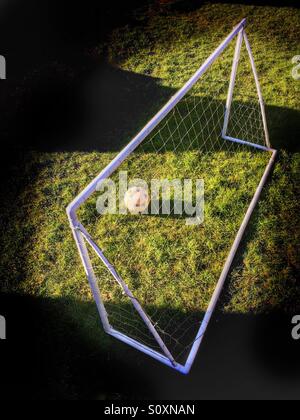 Entre les poteaux de but de football Banque D'Images