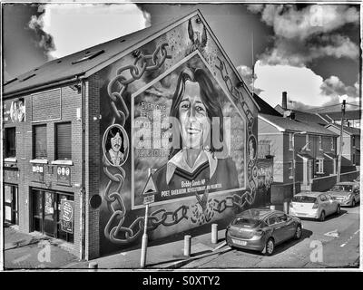 Le Bobby Sands murale Memorial, peint sur le mur pignon de l'immeuble du siège du Sinn Fein dans la région de Falls Road à l'Ouest de Belfast, en Irlande du Nord. Crédits photos - © COLIN HOSKINS. Banque D'Images