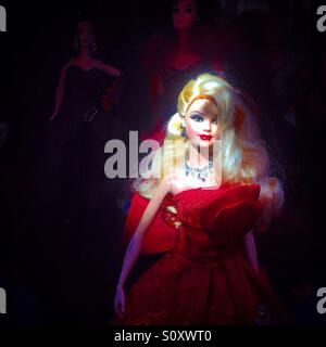 Une poupée Barbie vêtue d'une robe de nuit rouge décore une fenêtre shop à Astorga, Maragateria, Leon, Espagne Banque D'Images