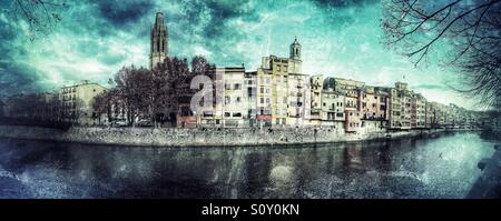 Vue panoramique de la ville de Gérone et de l'Onyar river Banque D'Images